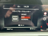 日産のエコモード(ECOモード)は、燃費(または電費)の向上を最優先するドライブモードです。アクセルを深く踏み込んでもエンジンやモーターの出力を自動的に抑制し急加速を防ぐことで無駄な燃料消費を抑えます。