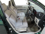 運転席です。内装色はグレーとベージュを掛け合わせたグレージュ、素材はジャージになります。