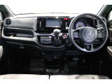 操作性に優れた運転席となります!小物入れや各ボタンの配置にこだわり、使いやすいです!座り心地もよく視認性も良好なのでロングドライブもお任せ下さい!