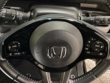ハンドルにHondaセンシング系のクルーズコントロールやレーンキープアシストなどのスイッチと、オーディオの操作スイッチが装備されています。ハンドルから手を離さず安全に操作できます。