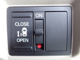 運転席からもスライドドアをボタン操作でスピーディーに開閉できます!またスマートキーでも操作できるので便利です。