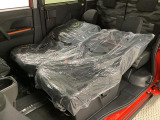 【ベンチシート】足元広々で運転席&hArr;助手席間の移動がラクラクです♪内装ルームクリーニング済みで、しっかり綺麗にしています。是非、お確かめください。