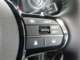 ハンドル右側にはクルーズコントロールのスイッチが装備され運転中の操作も安心して行えます!