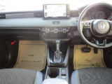 操作性・視認性に優れた機能的なレイアウトの運転席まわりです。