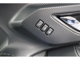 運転席のシートポジションを2か所記憶させることがシートメモリー機能が付いております。ボタンを押すと設定したシートポジションに自動で動きます♪