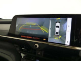 【全周囲モニター】車を上空から見下ろしたような映像をカーナビ画面に映し出し、車庫入れや縦列駐車をサポートしてくれます。