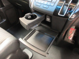 運転席からも助手席からも使いやすい位置に、引き出し式ドリンクホルダーとスマホなどを置けるトレイを配置しています。