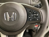 ハンドルにHondaセンシング系のクルーズコントロールやレーンキープアシストなどのスイッチが装備されています。ハンドルから手を離さず安全に操作できます。