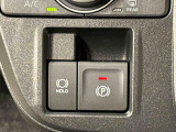 指先だけで簡単に操作が可能な電動パーキングブレーキを採用。「HOLD」スイッチを押すと、渋滞や信号待ちなどでブレーキペダルから足を離しても、ブレーキを保持するので安心です