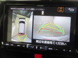 パノラミックビューモニター付きです。車両を上から見たような映像をナビゲーション画面に表示。運転席からの目視だけでは見にくい、車両周辺の状況をリアルタイムでしっかり確認できます。