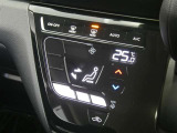 【オートエアコン】車内温度を感知して自動で温度調整をしてくれるのでいつでも快適な車内空間を創り上げます!どの席に座っても快適なドライブが楽しめます♪