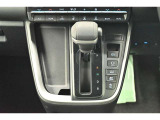 ハイブリッドカーですが運転操作は普通の車と変わりませんのでご安心ください。操作方法はスタッフが説明いたしますのでお気軽にご質問ください