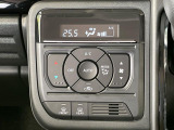 【オートエアコン】一度お好みの温度に設定すれば、車内の温度を検知し風量や温度を自動で調整。暑い&hellip;寒い&hellip;と何度もスイッチ操作をする必要はありません。快適な車内空間には必須の機能ですね♪