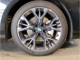 BMWの純正アロイホイールは軽量かつ強度にも優れているホイールで走行性能を引き上げる設計になっております。足元にもBMWは妥協がなくこだわっている個所になります。
