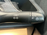 車外の明るさに応じでライトを点灯、消灯してくれるオートライト機能です☆お天気の良い昼間のトンネル走行などオートにしてると便利で安心です☆エンジン停止時にライトの消し忘れも無くなります☆