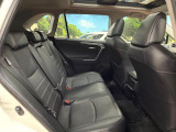 後部座席も気になるようなキズ・汚れやへたり等、大きなダメージはなく、良好な状態です。