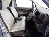 フロントシートはベンチシートで運転席と助手席の移動が楽々です。シートの高さも調整でき真ん中にはアームレストも装備されています!