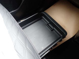 助手席シートの下にも収納があって便利。車内の整理整頓に役立ちます♪