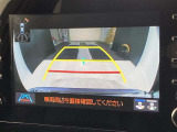 こちらのバックカメラは画面にラインが表示されておりますので、バック持のクルマの進行方向の目安になります。より高いレベルで車庫入れをサポートする、便利な機能ですね。