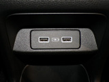 センターコンソールの後ろ側にはUSBチャージャーを配置。後部座席の人も手軽に充電できます。