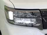 【LEDヘッドライト】悪天候や夜間走行時も良好な視界を確保し安心して運転できる高輝度LEDヘッドライトを装備!点灯速度が早く、消費電力も抑えられています。