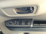 電動格納式ドアミラーのスイッチは運転席ドアにあります。