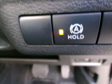 信号待ちの間などの停止中にブレーキペダルから足を離しても、そのまま停止し続けてくれるのが、「オートブレーキホールド機能」が装備されております。