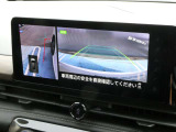 空の上から見下ろすように車の全周囲が表示されるアラウンドビューモニター☆駐車が得意になるとお出掛けも楽しくなります♪