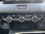 フルオートエアコンが装備されています。お好みの温度設定をするだけでエアコンの風量やモードの切り替えを自動でコントロールしてくれます。ユーザーの操作が少なく燃費走行にもつながります。