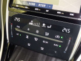 左右独立温度コントロールフルオートエアコンです。運転席、助手席それぞれで独立して温度設定ができます。冷え性の方が乗っても安心ですね♪