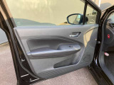 乗り降りで多く使用する助手席ドアですが、目立った傷や汚れもなく綺麗です!