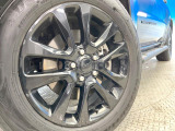 ●純正20インチアルミホイール:輸入車ならではの卓越した走りを支えるホイールと足回りです!日本車の走りに慣れている方にもぜひ体感して頂きたいほど、高いレベルでまとまっています!