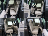 大柄な人でも不満の無いよう設計したフロントベンチシート。運転席は高さ調整もついており小柄な方でも視界良好です。インパネシフトで左右の移動が容易に出来ます。