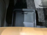 助手席下にも収納スペースあります☆コンパクトなのにたくさん収納があって助かります☆車検証を入れてる方も多い収納スペースです☆