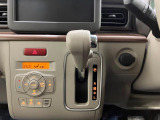 【インパネシフト】シフト操作のしやすいインパネシフトです。足元が広くなりすっきりしますので、大柄な方でも快適に運転ができます。