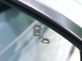 【ブラインドスポットインフォメーション】走行中、ドアミラーの死角になりやすい箇所に後続車が接近するとサイドミラー付近に警告を表示、ドライバーに注意喚起をしてくれます。