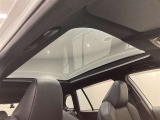 パノラマルーフを開くと室内に光が差しこみ、より開放的な印象に♪後席から、空を駆けるような景色が見晴らせます。