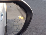 隣車線を走る車両をレーダーで検知し、ドアミラーでは確認しにくい後側方エリアに存在する車両に加え、急接近してくる車両も検知します。車両を検知するとドアミラーに搭載されたLEDインジケーターが点灯します。