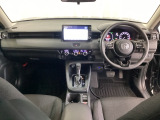 車内は光触媒抗菌消臭施工済です。スタイリッシュなデザインでスポーティなインパネ周りを演出します。グローブボックスやカップホルダーのほかにトレーなどたくさんの収納スペースが付いています。