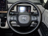 ハンドル左側にはオーディオ操作が出来るオーディオリモートコントロールスイッチ、右側にはHonda SENSINGとオートクルーズコントロールのスイッチを装備!