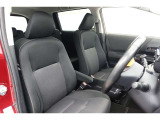 シックな色使いの運転席周りですね。すっきりとしたデザインで上品な色使いです。居心地の良い運転席、長く座ってられるリラックスできるデザインがいいですね。