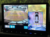 【マルチビューカメラシステム】専用のカメラにより、上から見下ろしたような視点で360度クルマの周囲を確認することができます☆死角部分も確認しやすく、狭い場所での切り返しや駐車もスムーズに行えます。