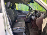 運転席シート廻りは使用感も少なく、良好な状態となっています。前オーナー様が丁寧に使っていたことがよくわかりますね。