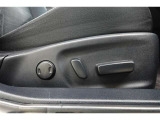 パワーシート搭載。微妙な調整が手軽にでき、最適なポジションで運転することが可能です。