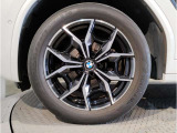 BMWの純正アロイホイールは軽量かつ強度にも優れているホイールで走行性能を引き上げる設計になっております。足元にもBMWは妥協がなくこだわっている個所になります。
