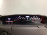 スピードメーターとタコメーターを大きく配した見やすいメーター部になっています。左側のインフォメーション画面でオドメーターや燃費などの情報を確認できます。