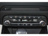 運転席・助手席別々に調整可能なフルオートエアコン。寒い時期に嬉しいシートヒーター&ステアリングヒーター付きです。