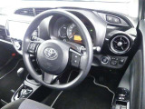 【運転席まわり】・・・ハンドルやシートなども隅々までクリーニング済み。キレイな車内でドライブがより一層快適にお楽しみいただけると思います。