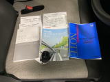取扱説明書やメンテナンスノートもそろっています。スマートキーは荷物を持っている時でも、キーを取り出さずドアの施錠・開錠ができます。