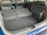 後席シートを倒すことで広々とした荷室になります。